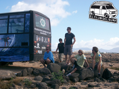 EL AUTOBUS DE LA FCS INSTALADO EN EL ACANTILADO DE LA DERECHA DE LA SANTA JUNTO CON PERRY HATCHET (JEFE DE JUECES DE LA ASP INTERNACIONAL), GREG PUIGET (TOUR REP ASP EUROPA) E IAN BUCHANAN (JEFE DE JUECES DE LA ASP EUROPA) VISUALIZANDO EL PICO MIENTRAS SE TERMINABA DE MONTAR EL SEGUNDO PODIUM. Foto: ECDS/Pedro Gutiérrez