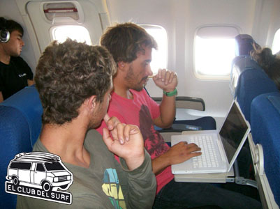 Aritz y Borja Agote viendo videos de surfing en el avión. Foto: ECDS/ Pedro Gutiérrez