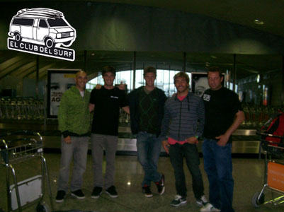 El grupo en el aeropuerto de Bilbao esperando las maletas y las tablas. Foto: ECDS/ Pedro Gutiérrez
